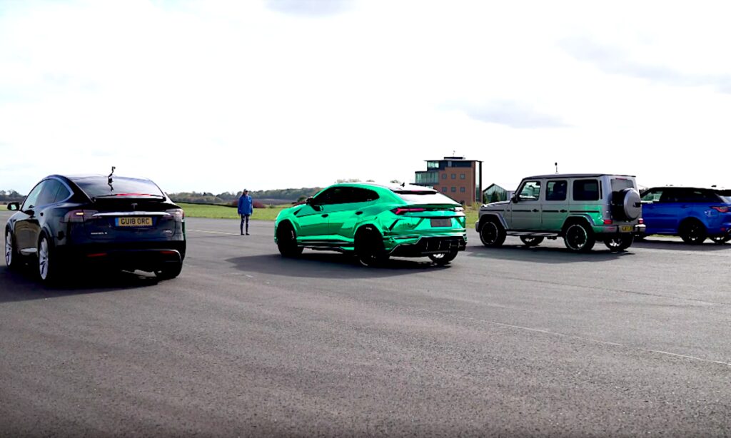 En grupp bilar parkerade på en start- och landningsbana. (AI text)