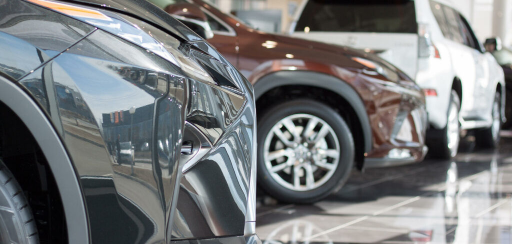 En bilställning med många bilar parkerade i utställningslokalen. (AI text)