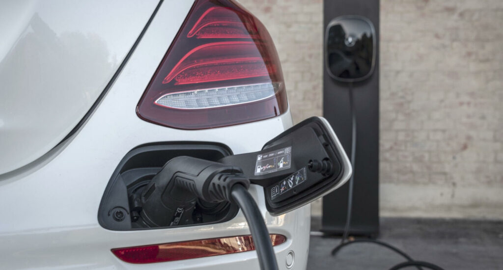 En Mercedes-Benz E 63 (AI text)