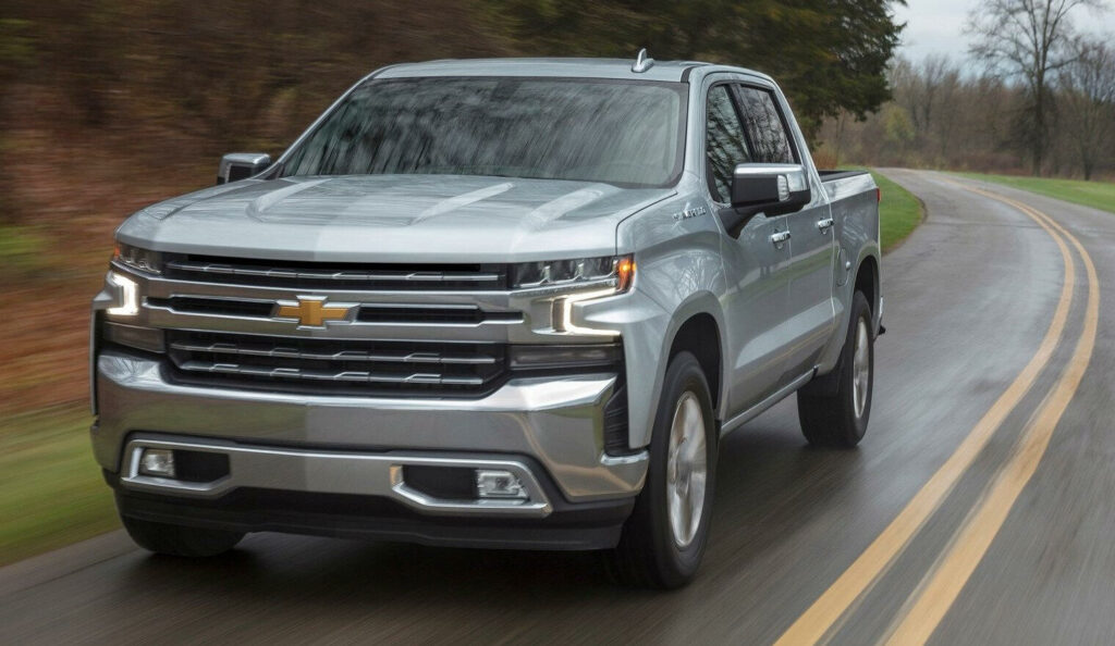 2019 Chevrolet Silverado 1500 kör längs en landsväg. (AI text)