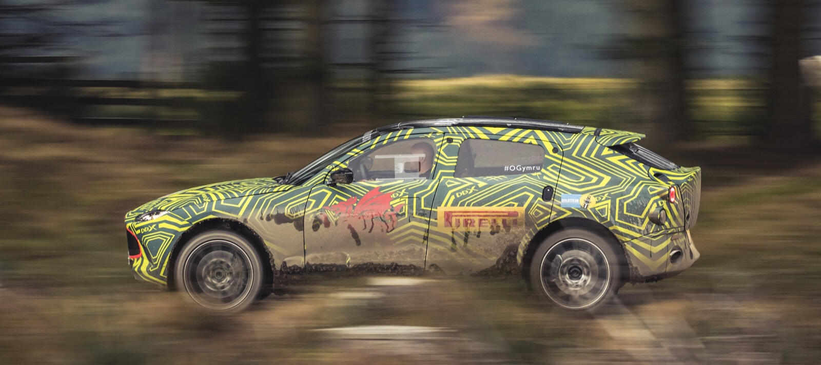 En bil kör genom en skog. (AI text)