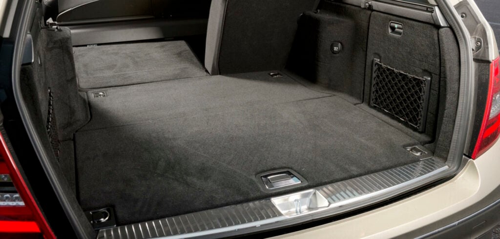 bagageutrymmet i en bil med nedfällda baksätten (AI text)