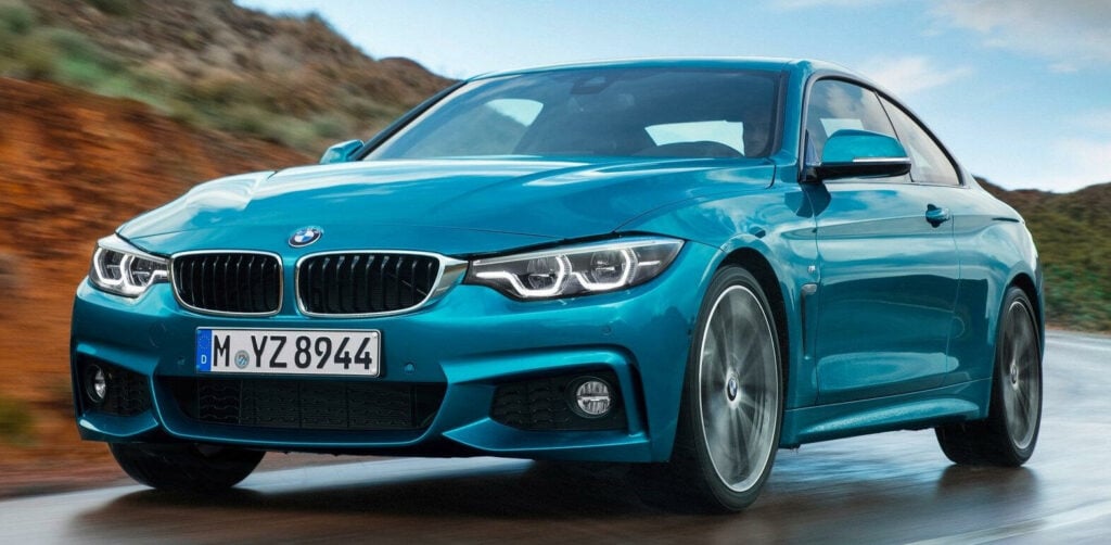 BMW 4-serie coupé körande på en blött väg (AI text)