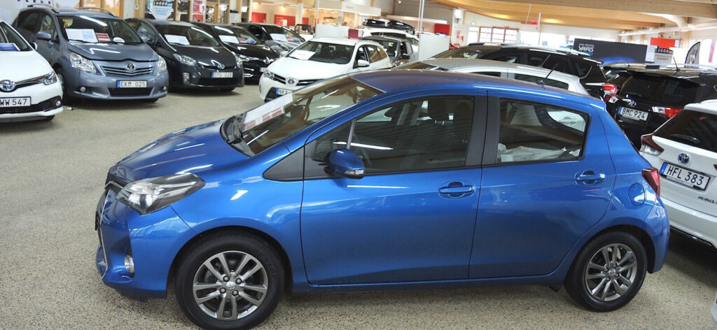 En Toyota Yaris parkerad i en showrum (AI text)