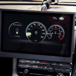 En bil med ett instrumentbräde och en pekskärm. (AI text)