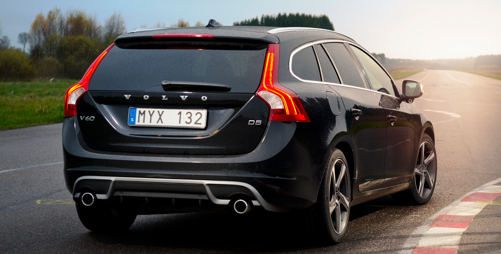 En Volvo V60 kör nedför en väg. (AI text)