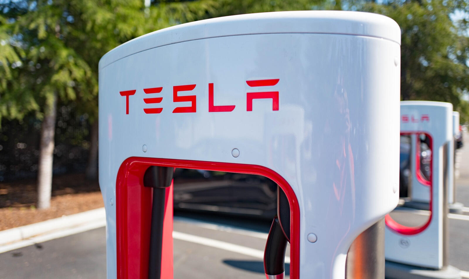 Elbilsladdstation i parkeringsplatsen (AI text)