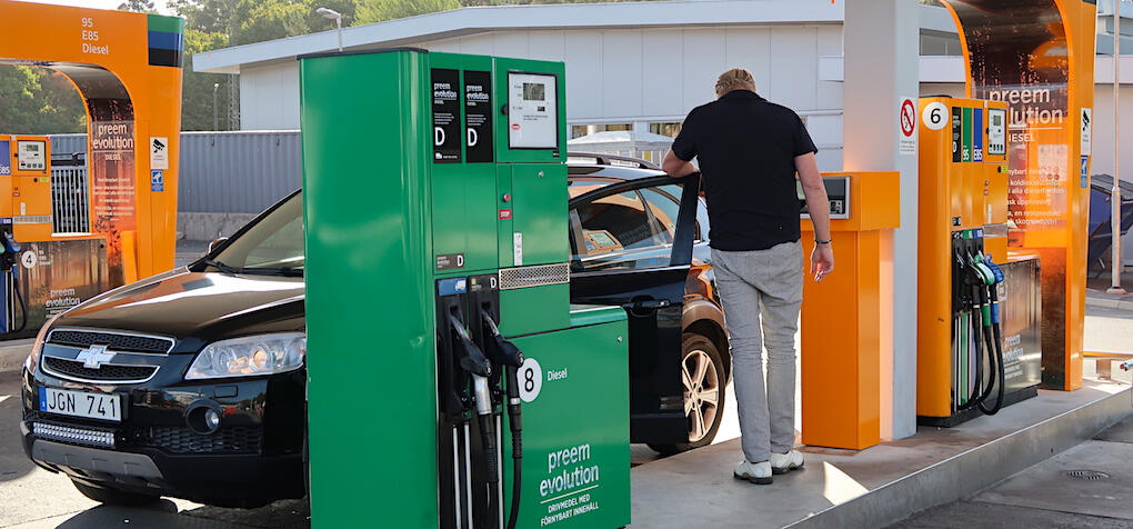 En bil står parkerad vid en bensinstation. (AI text)