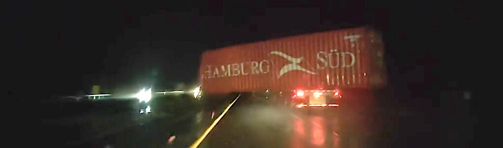 Krocken med den sista bron får containern att slitas av och den hamnar snurrande på vägen.