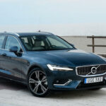 Volvo V60 Xdrive vagn parkerad på en piers. (AI text)