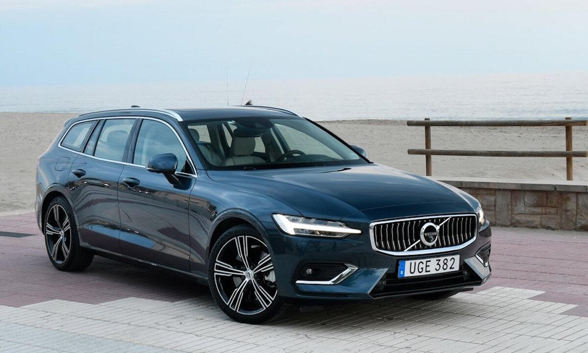 Volvo V60 Xdrive vagn parkerad på en piers. (AI text)