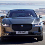 En Jaguar I Pace kör längs en väg. (AI text)