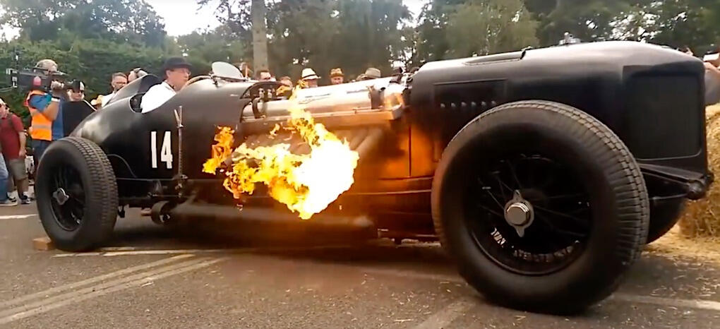 En frän bil ska ha stor motor, raka rör och eldsflammor. Eller hur?