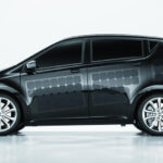 En svart bil på en vit bakgrund. (AI text)