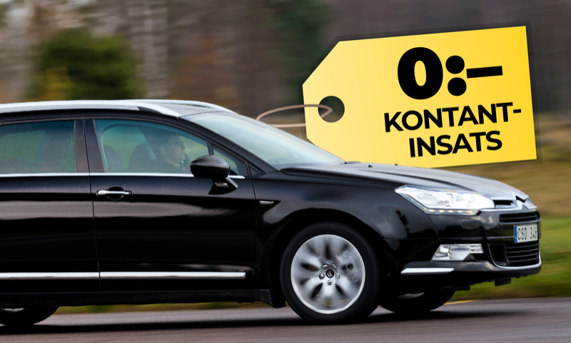 En svart Citroën C3 med satnav kör nedför en väg med ett skylt som visar 0 koontan. (AI text)