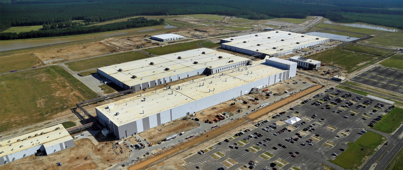 En fabrik byggs mitt i en åker. (AI text)