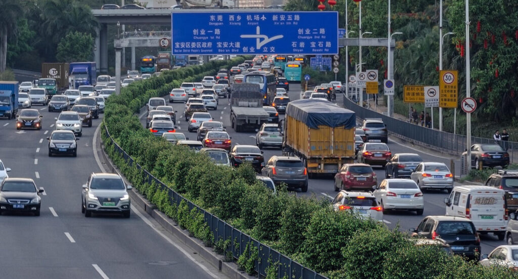 trafik på en motorväg i Peking (AI text)