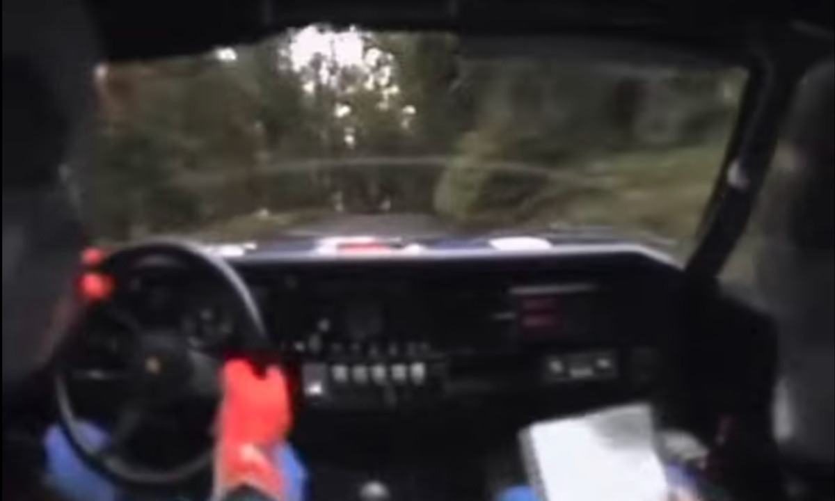 En man kör en bil i skogen. (AI text)