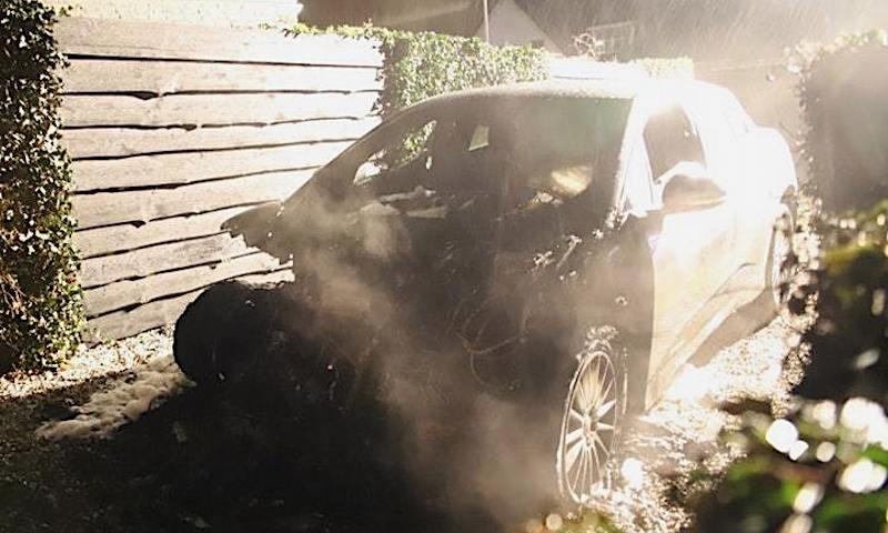 En bil ses i garaget på en villa. (AI text)