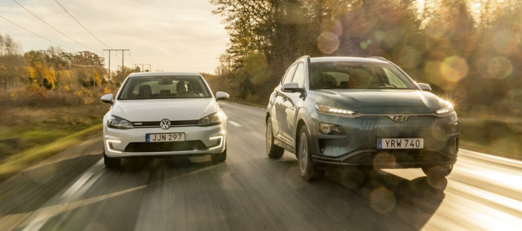 Två bilar kör längs en landsväg. (AI text)