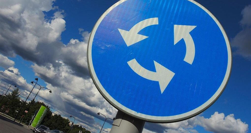 En skylt med pilar som pekar i olika riktningar. (AI text)