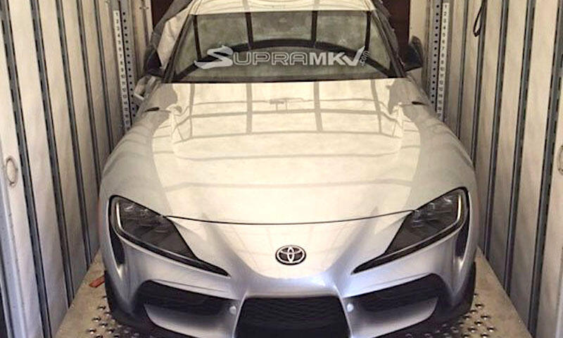 En Toyota Supra parkerad i ett lastfartyg. (AI text)