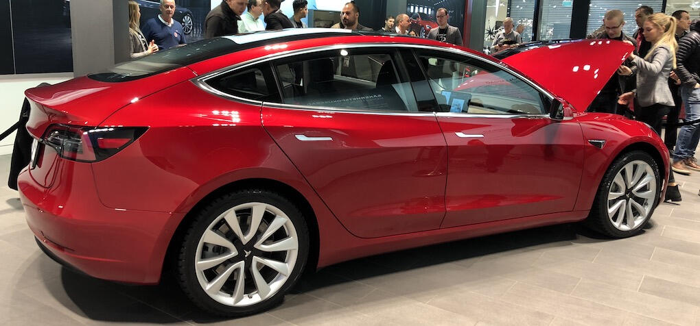Tesla Model 3 utställd på San Diego bilmässa (AI text)