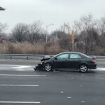 Pengarna på motorvägen ledde till två olyckor och den här Toyotan verkar ha frontat rejält i något.