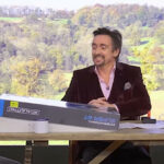 En grupp personer sittande runt en bord (AI text)