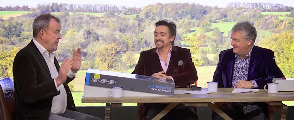 En grupp personer sittande runt en bord (AI text)