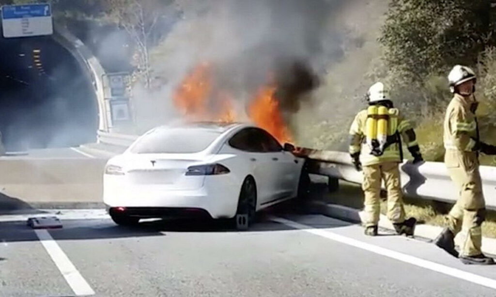 En brandman släcker eld i en tunnel. (AI text)