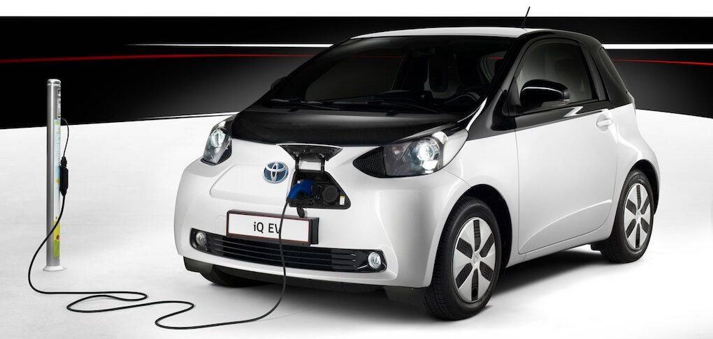 En Toyota IQ elbil laddar en batteri. (AI text)