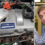 En man står bredvid en bilmotor. (AI text)