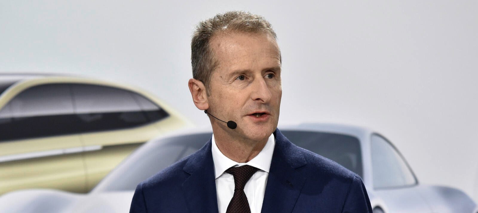 En BMW-executiv talar vid lanseringen av BMW III. (AI text)