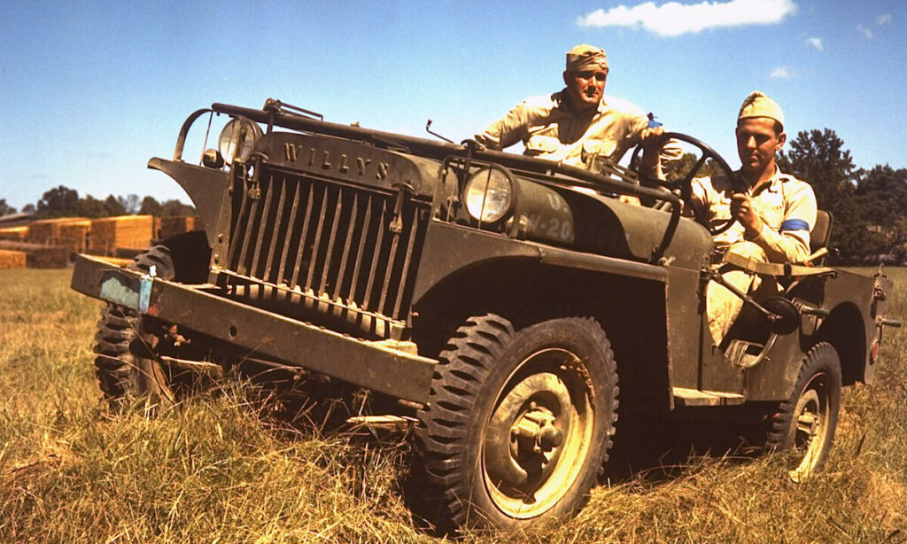 En jeep med två män i bakluckan. (AI text)