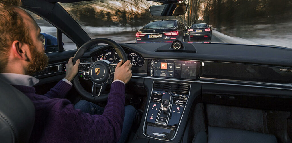 En man kör en bil i snön. (AI text)