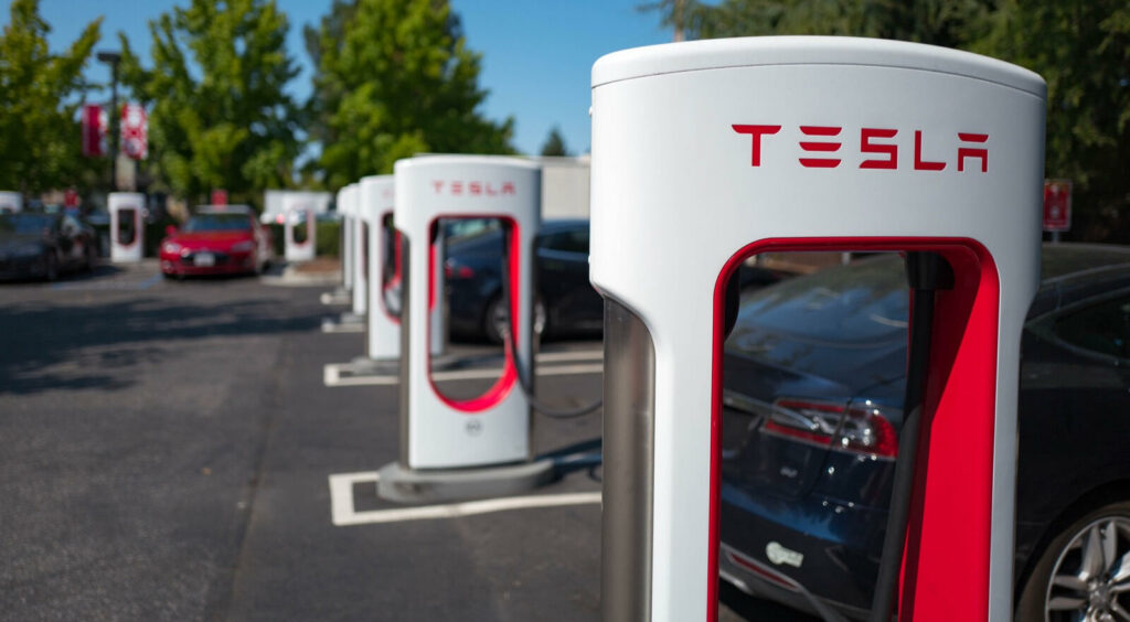 Elbilar från Tesla parkerade vid en elbilsladdstation (AI text)