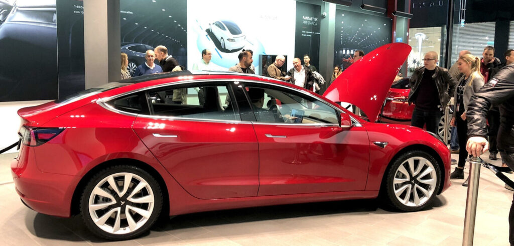 Tesla Model 3 visas på San Diego-bilutställningen (AI text)