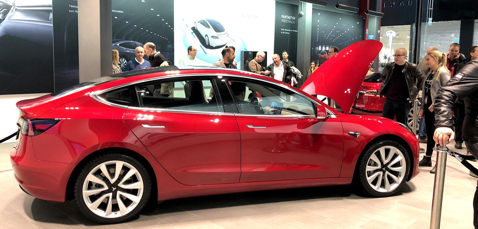 Tesla Model 3 visas på San Diego-bilutställningen (AI text)
