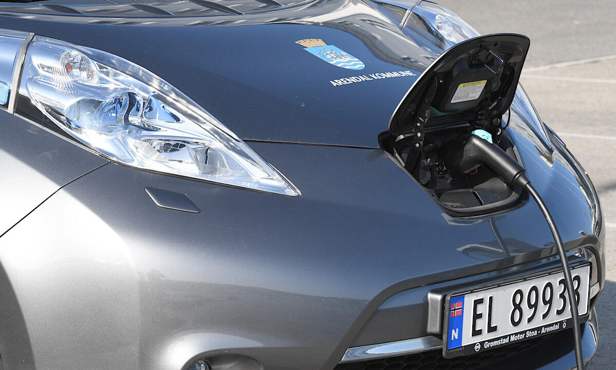 En Nissan Leaf uppkopplad till en uttaget (AI text)