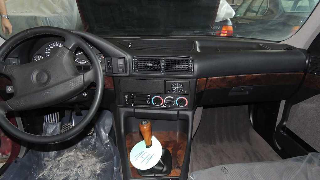 Den invändiga finishen är, förutom en del smuts och damm, helt i nyskick.