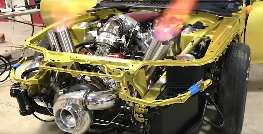 Det är svårt att tycka illa om en V8-motor med raka rör och eldsflammor ... Filmen finns längst ner på sidan.