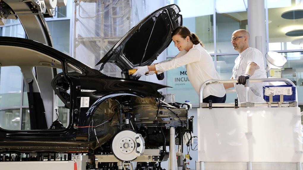 En bil sätts ihop i en fabrik. (AI text)