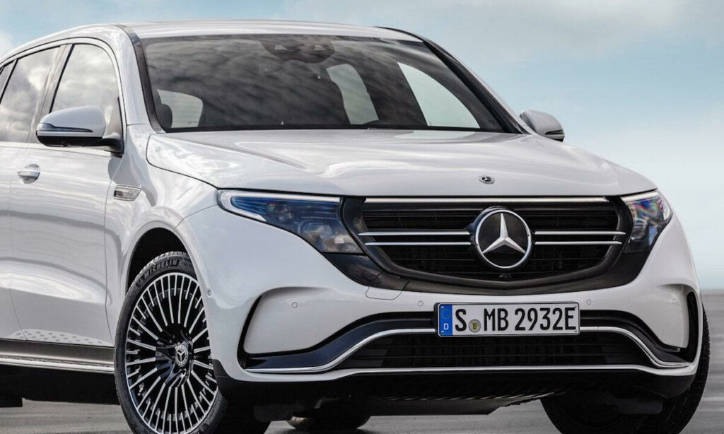 Mercedes-Benz GLS, en storsäljande SUV, rullar längs en väg. (AI text)