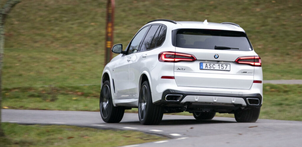 Nya bilar med enbart bensin- och dieselmotor kan förbjudas 2030, enligt den nya överenskommelsen mellan Centerpartiet, Liberalerna, Socialdemokraterna och Miljöpartiet.