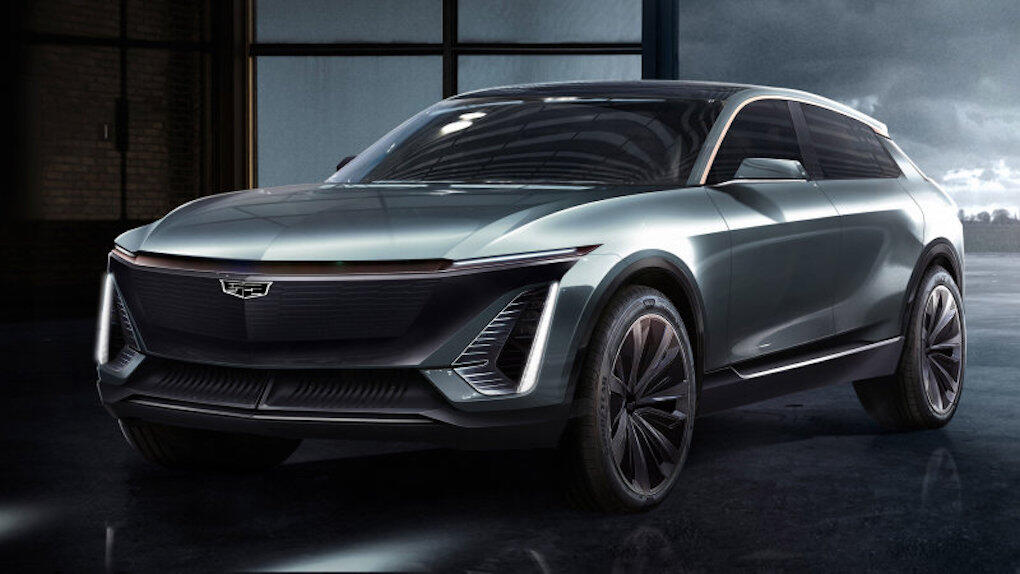 Cadillacs nya SUV XT visas i en mörk utrymme. (AI text)