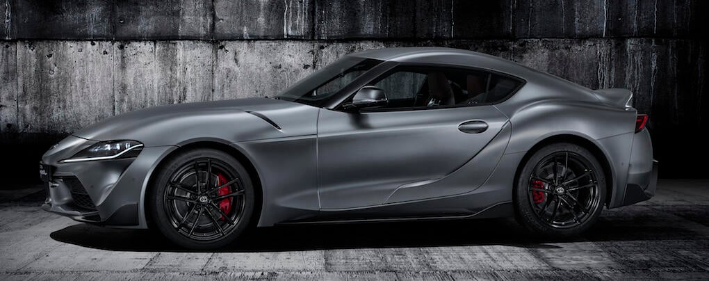 Den nya Toyota Supra GT har parkerats i en mörk rum. (AI text)