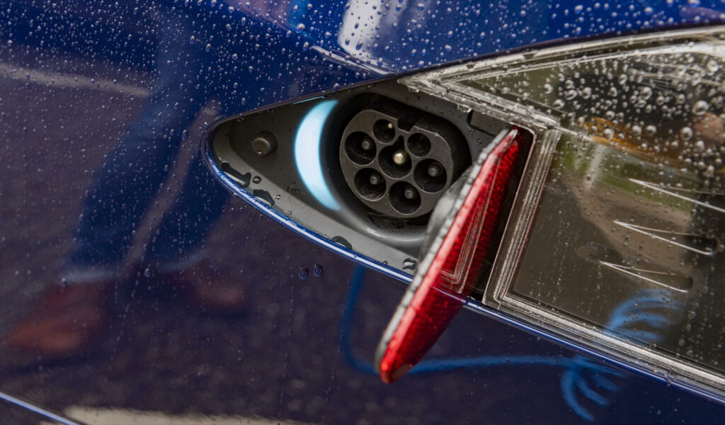 En blå Tesla (AI text)