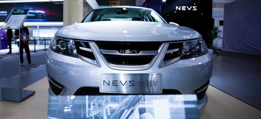 En bil är utställd på en bilsalong. (AI text)