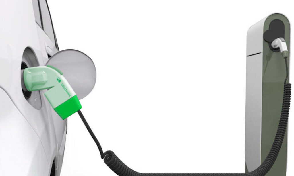 En bil är uppkopplad till en laddstation. (AI text)